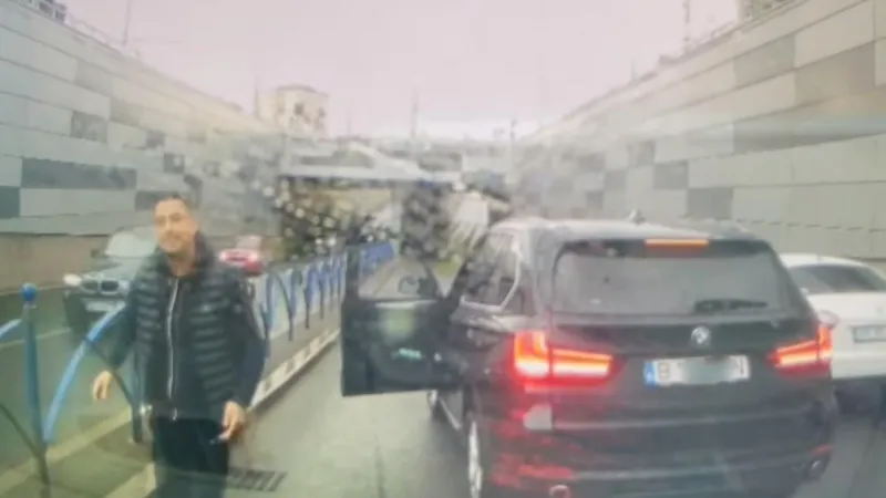 Șoferul unui SUV BMW taie fața agresiv, oprește și sare la bătaie. Ce sancțiune merita? - Foto: captură video