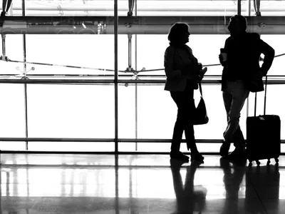 Un cuplu pe aeroport - Foto: freepik (rol ilustrativ)