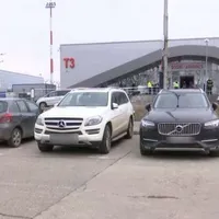 Zeci de mașini din Ucraina, „abandonate” în parcarea Aeroportului Iași/FOTO: ziaruldeiasi.ro
