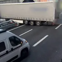 Un șofer de TIR a întors în mijlocul unei autostrăzi din Italia. / Foto: captură video