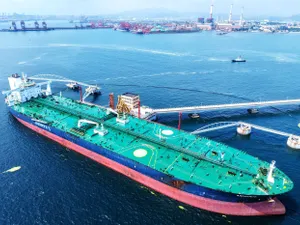 Un petrolier descarcă țiței importat, la terminalul portuar petrolier din Qingdao, China - Foto: Profimedia Images