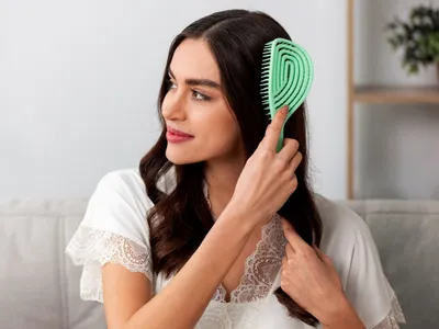 O perie murdară poate fi motivul pentru care ți se îngrașă părul mai repede. Cât de des să o speli? - Foto: Freepik (Imagine cu rol ilustrativ)