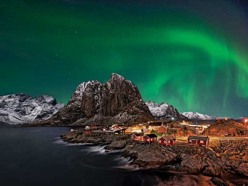 SPECTACOL DE LUMINI   Aurora Boreală văzută deasupra Hamnoy, în Insulele Lofoten, Norvegia. Oamenii de știință spun că în anul 2024 se va putea zări cea mai puternică auroră boreală din ultimii 20 de ani.