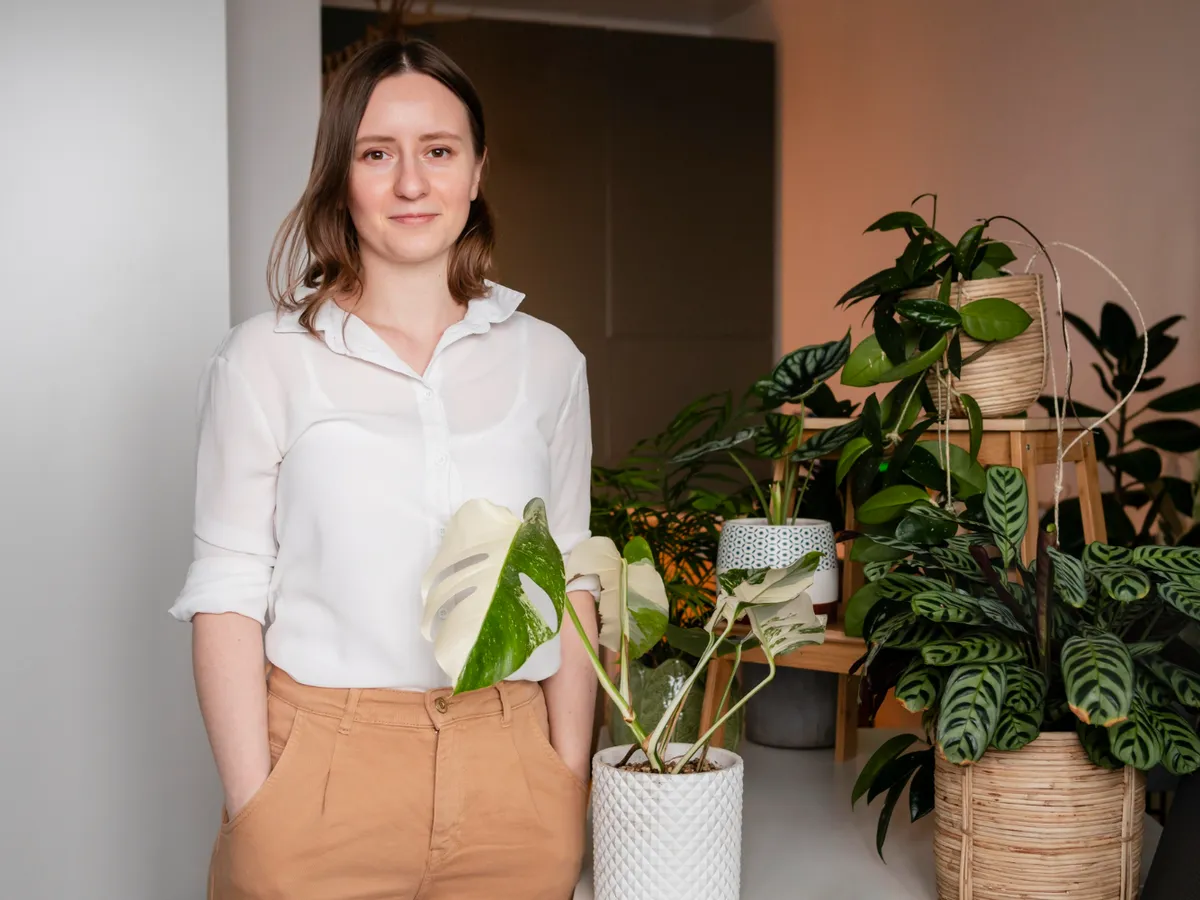 Femeie care cultivă plante acasă - Foto: Magnific.com (Imagine cu rol ilustrativ)