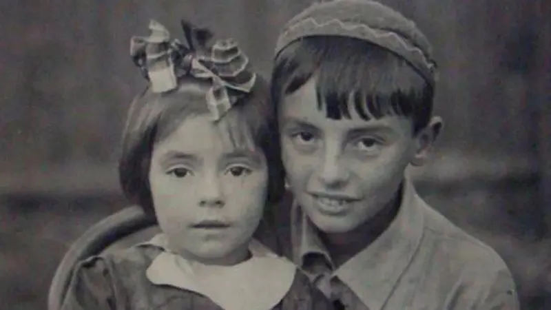 Recunoașteți personajul? Fetița din imagine, artista cu o poveste tristă. Văduvă de la 40 de ani - Foto: Arhiva / imagine cu rol ilustrativ