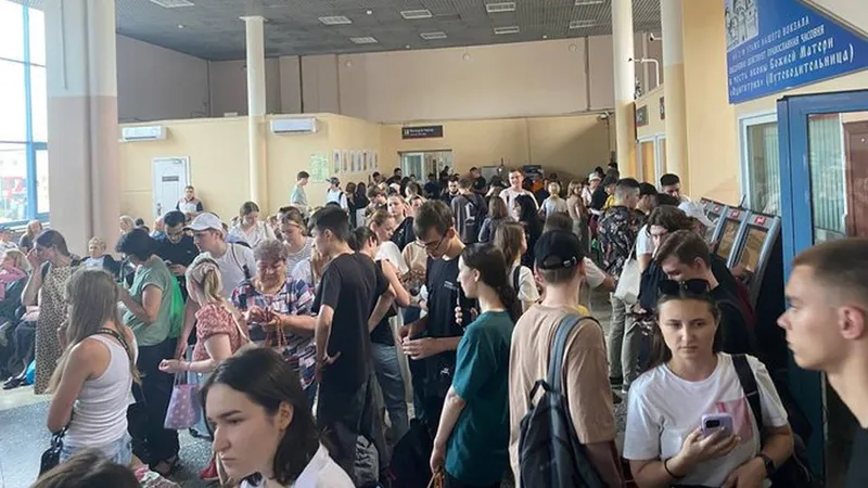 Ruşii cumpără în masă bilete de avion - Foto: Twitter/Maria Drutska