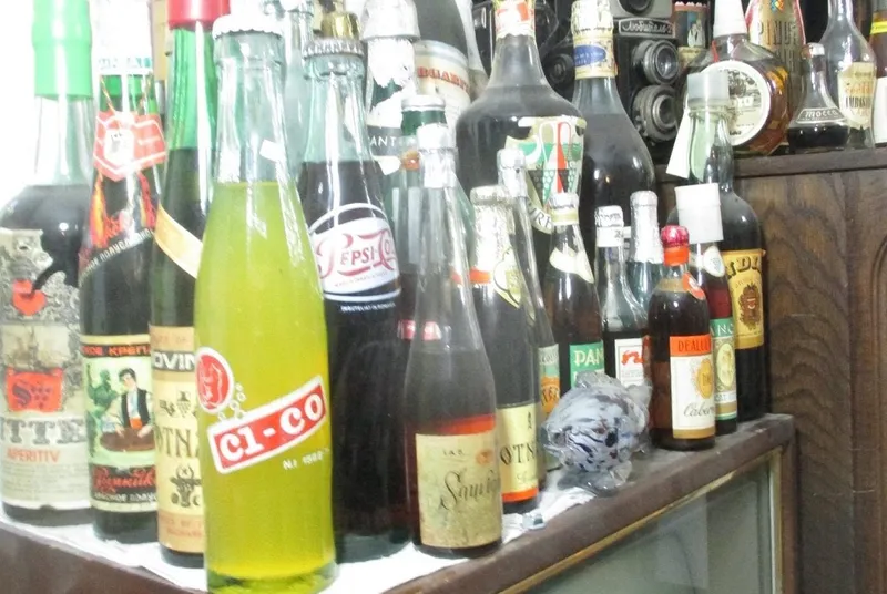 Sticle cu băuturi din comunism