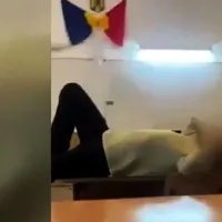 VIDEO Profesor de fizică din Râmnicu Vâlcea stă întins pe catedră. Elevii fac tumbe, în timpul orei - Foto: captură video Digi24