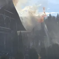 Incendiu puternic la o pensiune închisă de ISU. De la ce a pornit vâlvătaia? - Foto: ISU Suceava