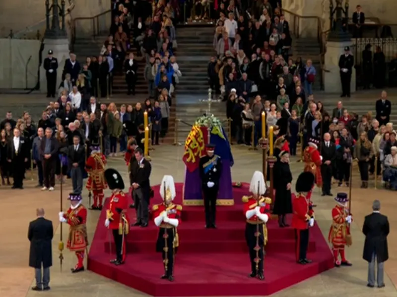 Cei opt nepoţi ai reginei Elizabeth a II-a, la catafalcul monarhului - FOTO: royalcentral