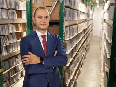 Ce fac companiile cu munții de documente? Unii îi transformă în kilometri de profit