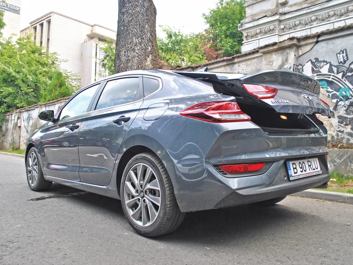 Fastback-ul arată foarte bine, are personalitate și, în același timp, portbagajul mai mare cu 55 de litri