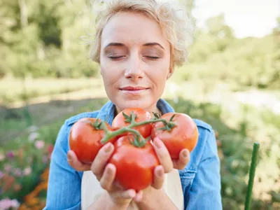 Femeie ținând câteva roșii - Foto: Pexels (cu rol ilustrativ)
