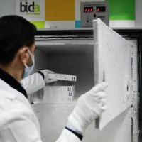 Agenţia americană a medicamentelor (FDA) a autorizat păstrarea vaccinului anti-COVID-19 al alianţei Pfizer/BioNTech la temperaturi de congelatoare. / Foto: straitstimes.com