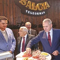 Liviu Dragnea  se înfruptă,  cu public, din bunătățile  de porc produse de fiul lui