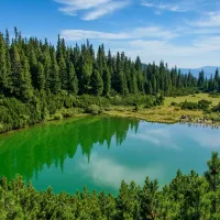 Lacul din Munții Carpați unde un balaur îi trage pe înotători în adâncuri. Ar fi „fără fund” - Foto: zigzagpriromania.com/Imagine cu caracter ilustrativ