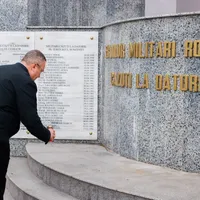 Ciucă a adus un omagiu militarilor la Monumentul Eroilor Militari Căzuţi în Teatrele de Operaţii. - Foto: Facebook/Guvernul României