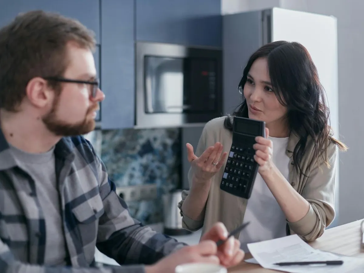 Tânără familiefăcând calcule de buget - Foto: Pexels/Mikhail Nilov