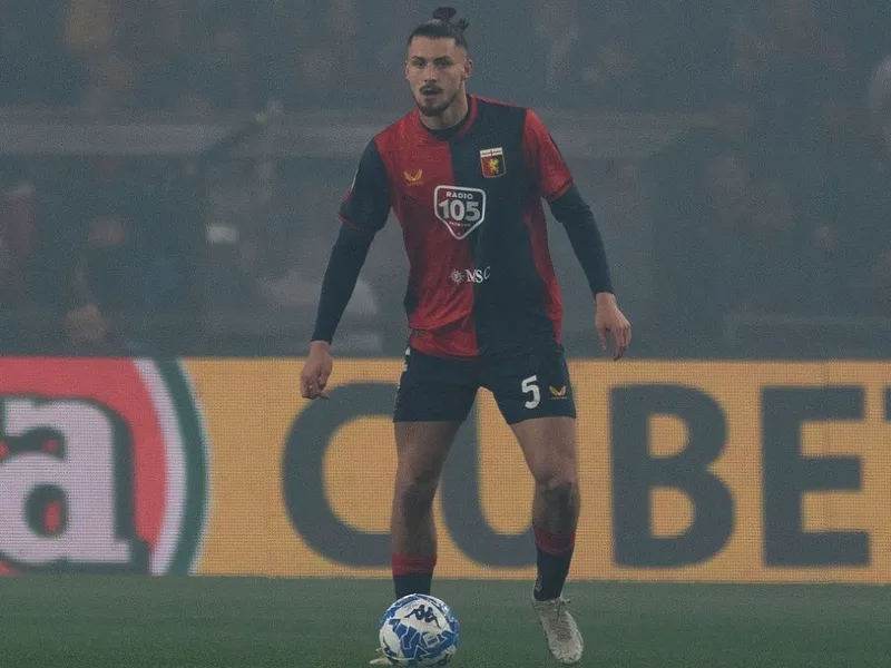 Radu Drăguşin, internaţional român, evoluând pentru Genoa, în Serie B - Foto: Profimedia Images