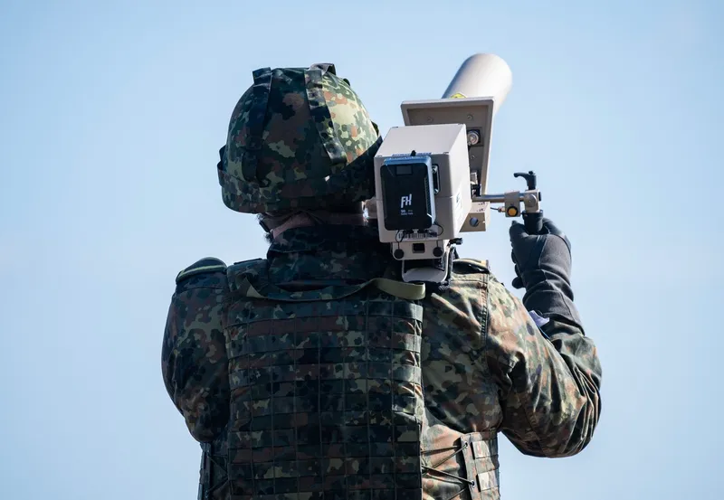 Pușcă antidronă - Foto: Profimedia Images