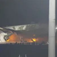 Catastrofă aviatică, pe Aeroport Haneda din Tokyo. Un avion cu peste 300 pasageri, în flăcări - Foto: captură video