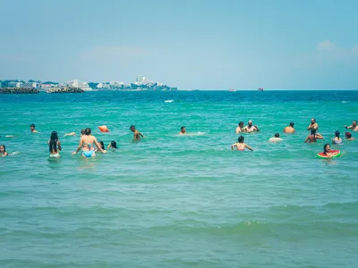Au condus 10 ore, au plătit 1.000 lei cazarea, dar prima noapte au dormit-o pe șezlong pe plajă / Mangalia News