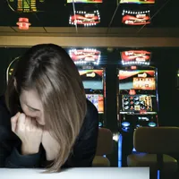 O barmaniță a furat banii din păcănele și i-a „băgat” tot păcănele. Acum trebuie să dea explicații - Foto: Pexels/Darya Sannikova