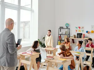 Profesorii și angajații din Educație primesc miercuri primele salarii majorate din acest an, pe card Foto: Pexels (fotografie cu caracter ilustrativ)