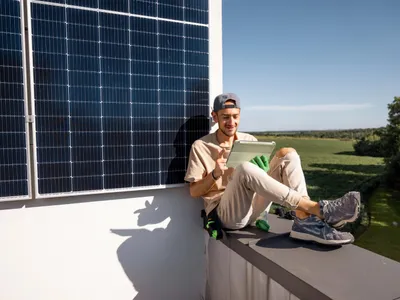 Este legal să instalezi panouri fotovoltaice pe balcon dacă stai la bloc? Montajul trebuie autorizat - Foto: Freepik (Imagine cu rol ilustrativ)