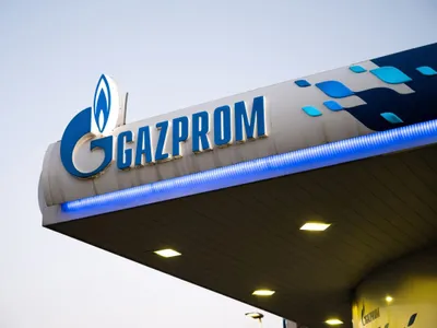 Logo-ul Gazprom, la o benzinărie din Belgrad. Serbia, unul dintre ultimii prieteni europeni ai ruşilor, renunţă şi ea, volens-nolens, la Gazprom - Foto: Profimedia Images