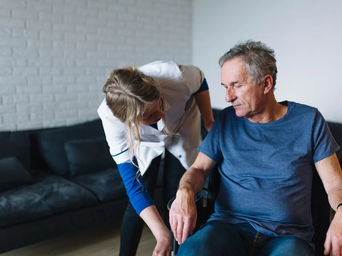 Pensionar la pensie, în spital - Foto: Freepik