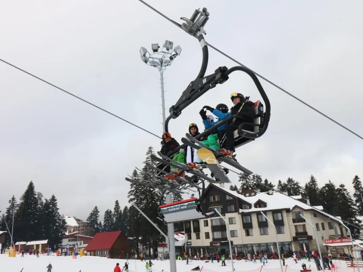 Teleschi cu hotel pe fundal, în staţiunea bulgară Borovets - Foto: Profimedia Images (Imagine cu caracter ilustrativ)