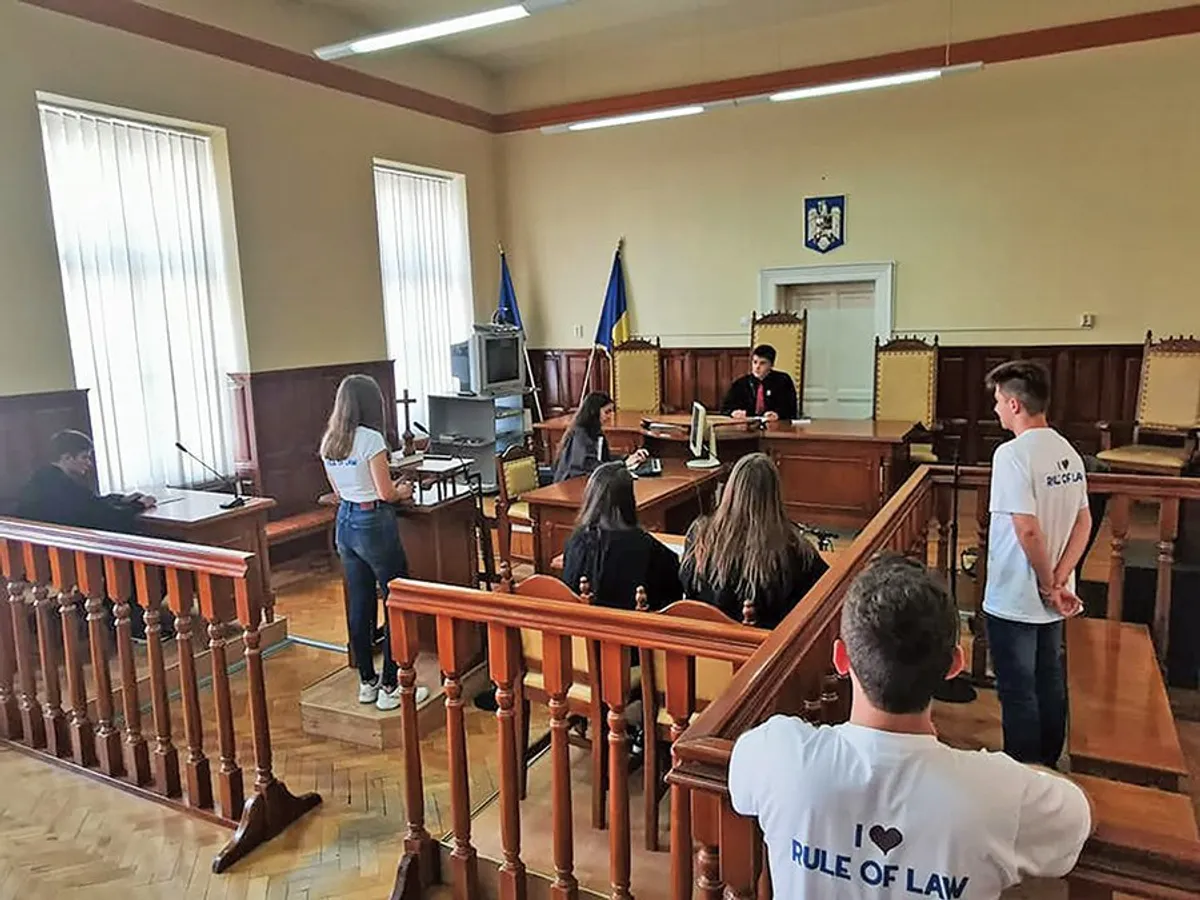 INIȚIATIVĂ Elevi care învață Educație Juridică, în timpul unui proces simulat la una dintre instanțele din țară