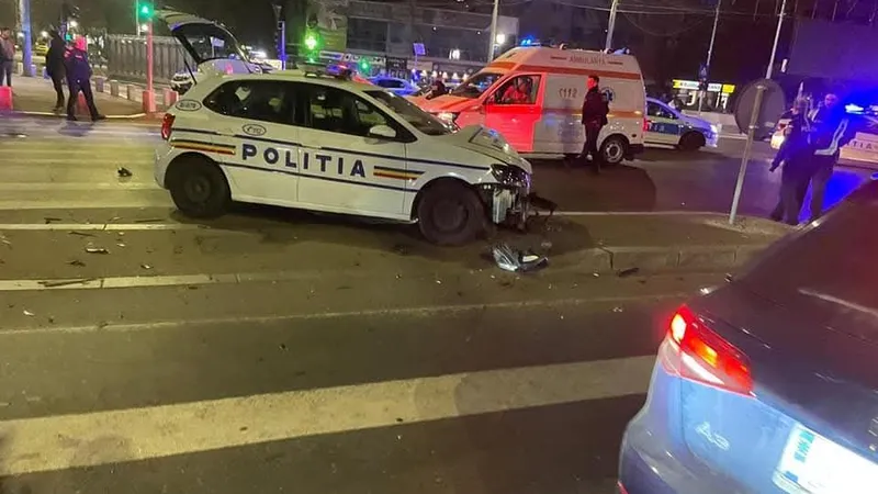 Accident grav, în centrul Bucureștiului. Logan răsturnat, Polo de Poliție praf. Cine e vinovat - Foto: Facebook/Info Trafic Bucuresti Ilfov