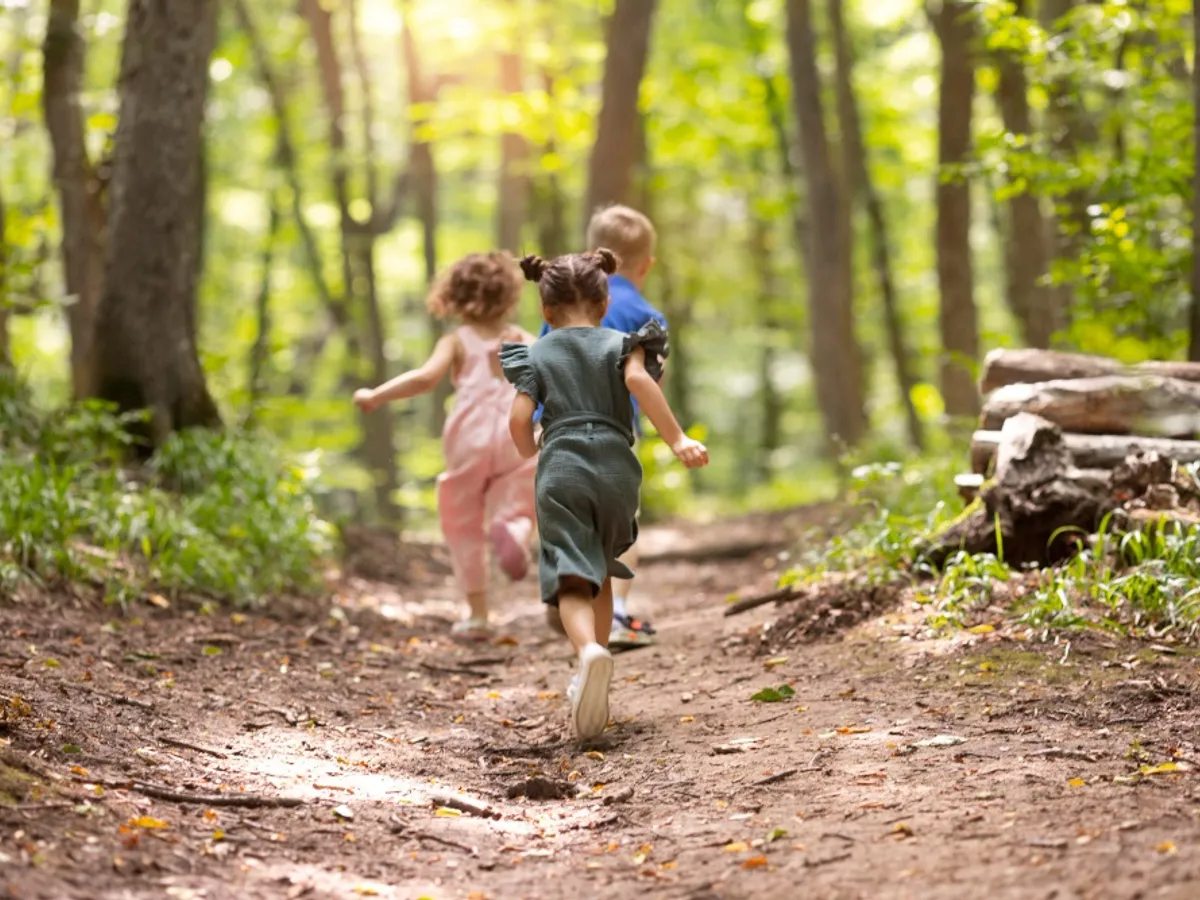 Copii aleargă - Foto: Freepik