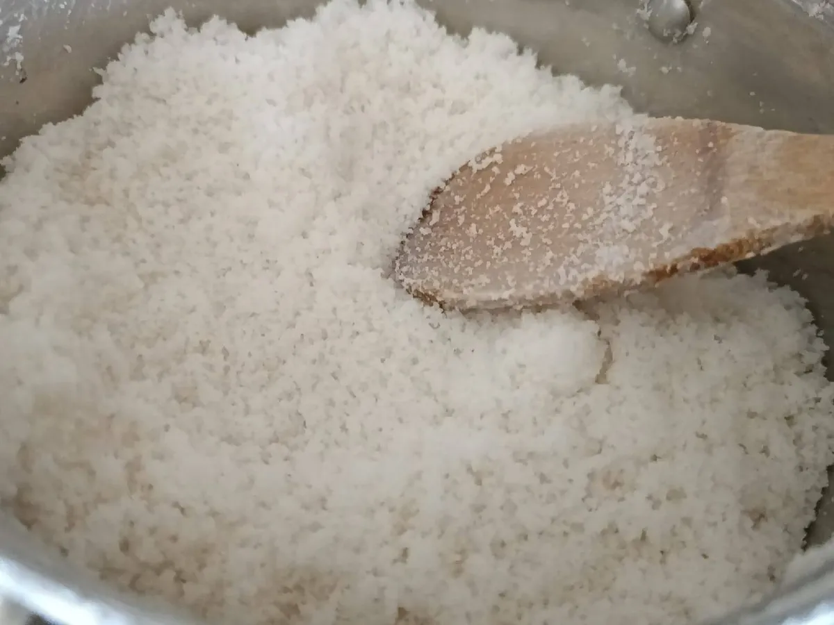 Sare evaporată  pe sobă - Foto: FB