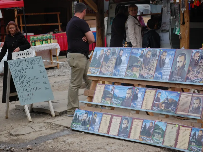 Târgul de la Mânăstirea Prislop unde se vând multe iocoane cu ARsenia Boca: Foto: Newsweek România