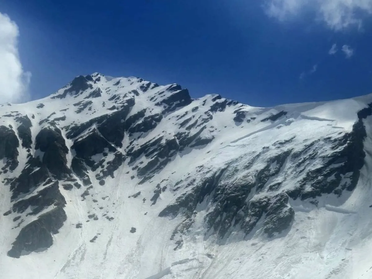 Avalanșă uriașă la Bâlea Lac. Salvamontiștii avertizează că zăpada a devenit extrem de instabilă