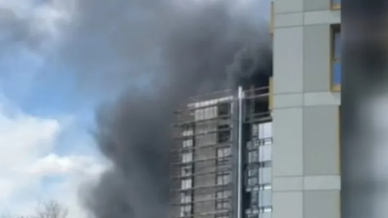 Incendiu la o clădire aflată în construcție, în Sectorul 1 din București. Izolația clădirii a ars. Foto: Digi24
