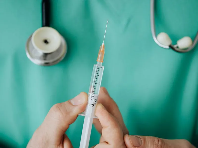 Medic pregătind o seringă, pentru o injecţie - Foto: Pexels/Kaboompics.com