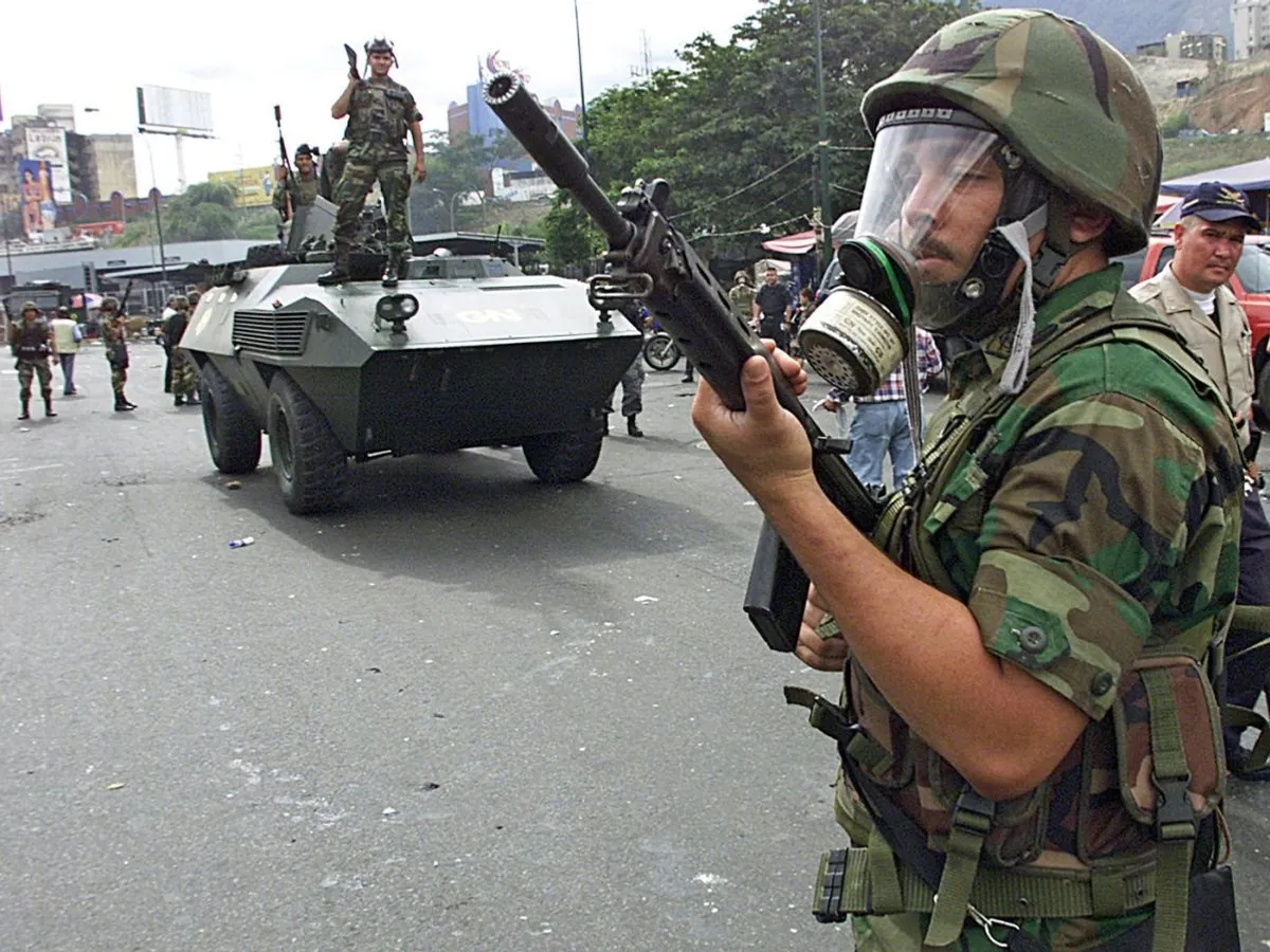 Iunie 2003. O ţară în haos. Poliţia Antirevoltă ia în custodie o stradă din cartierul Petare, disputat de chavişti şi opoziţie - Foto: Profimedia Images (Imagine cu caracter ilustrativ)