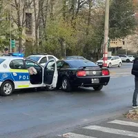 Un Logan de poliție cu sirena pusă s-a înfipt într-un Ford Mustang. / Foto: infotraficromania.ro