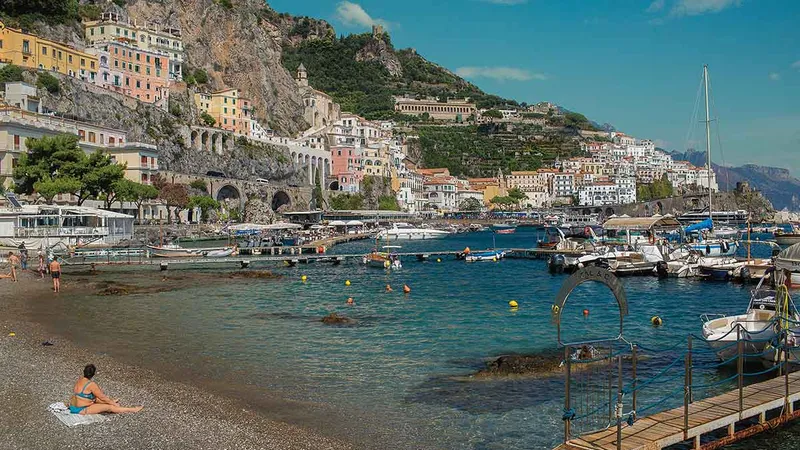 Plaja din Amalfi - Foto: Mugur Vărzariu
