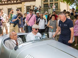 Marin Dumitrescu (stânga), la bordul unui BMW 328 pe străzile din Sinaia.