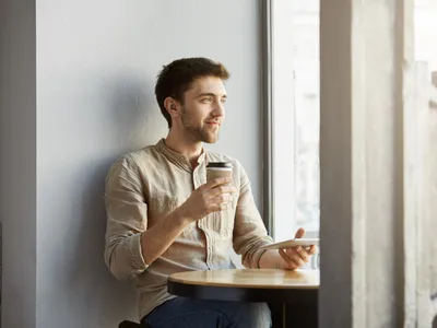 Bărbat care bea cafea - Foto: Freepik (Imagine cu rol ilustrativ)