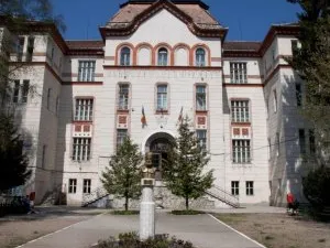 Liceul din Covasna unde se predă în limba română, lăsat de izbeliște de autorități: ”Copiii învață între gândaci, își bat joc de ei!”