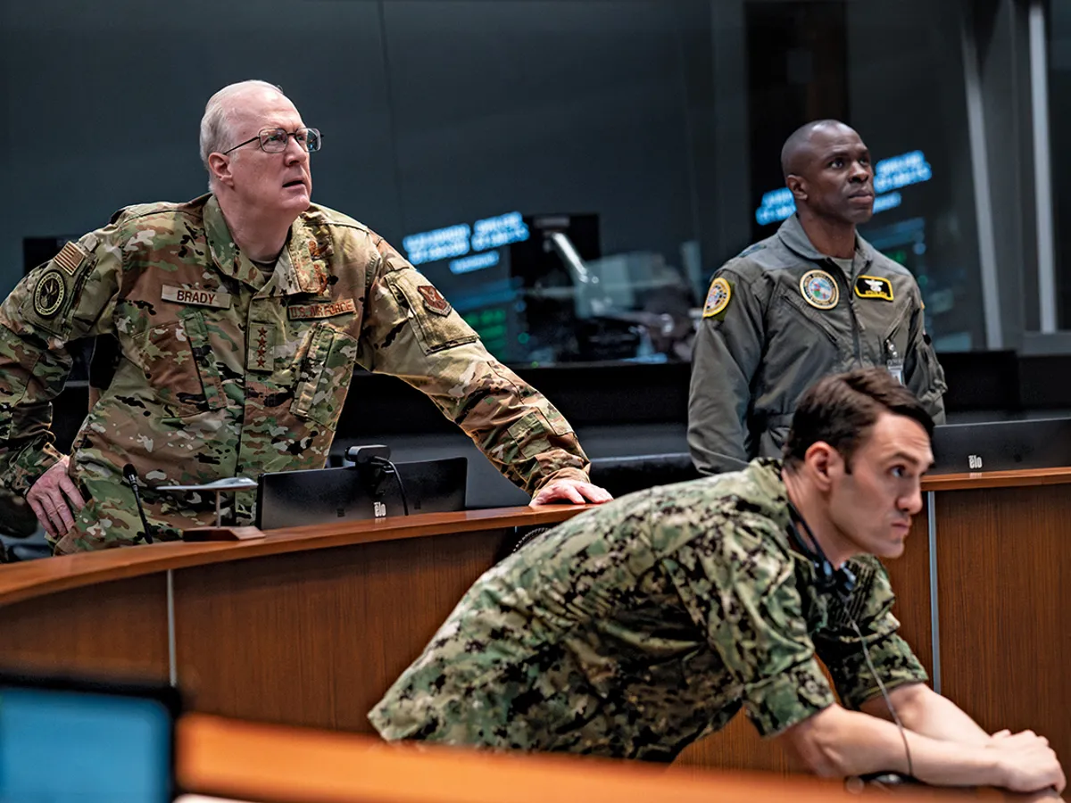 Tracy Letts (stânga, sus) în rolul generalului Anthony Brady