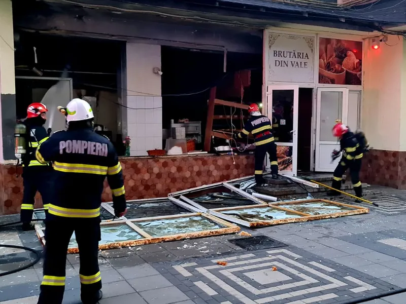 Explozie la o pizzerie din Pașcani. Zona a fost evacuată pentru că în interior erau butelii GPL Foto: ISU Iași