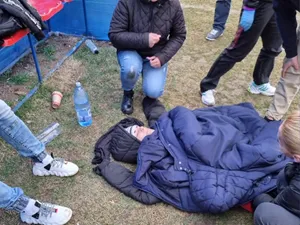 Unul dintre fotbaliști a rămas întins pe jos în urma unei lovituri primite în piept cu crampoanele și a fost nevoie ca Ambulanța să intre pe teren Foto: prosport.ro