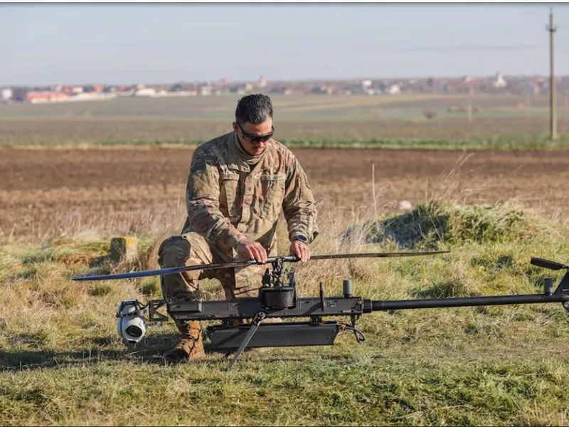 Operator de drone din Divizia 10 Munte, lângă Baza Aeriană Mihail Kogălniceanu - Foto: seg Kourtney Nunnery/US Army